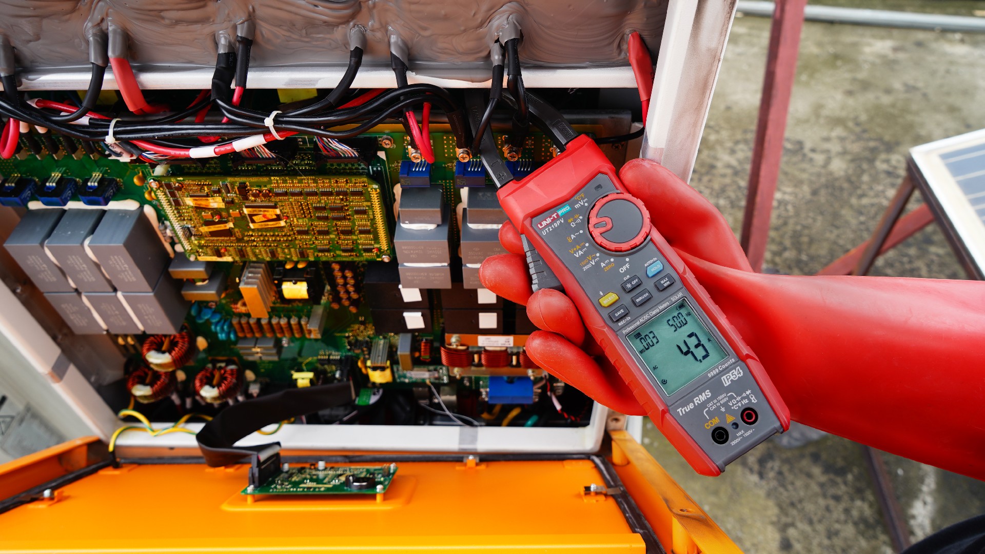 1706838955691734.jpg 1 UT219PV逆变器电流测量.JPG